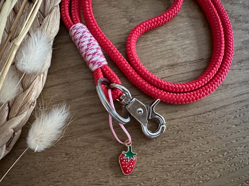 Sb-Rot-Mix-1E | Schlüsselband Strawberry Aus Tau in Rot - Pink Schlüsselanhänger Mit Karabiner Und Schlüsselring Anhänger Erdbeere von BellafakturShop