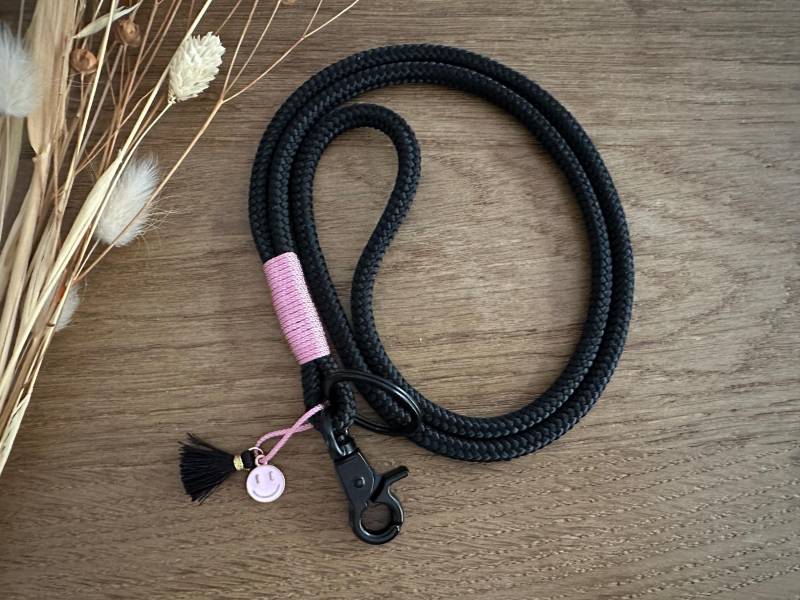Sb-Schw-Paro-4-2 | Schlüsselband Aus Tau in Schwarz - Rosa Ausweisband Schlüsselanhänger Mit Karabiner Und Schlüsselring Lanyard von BellafakturShop