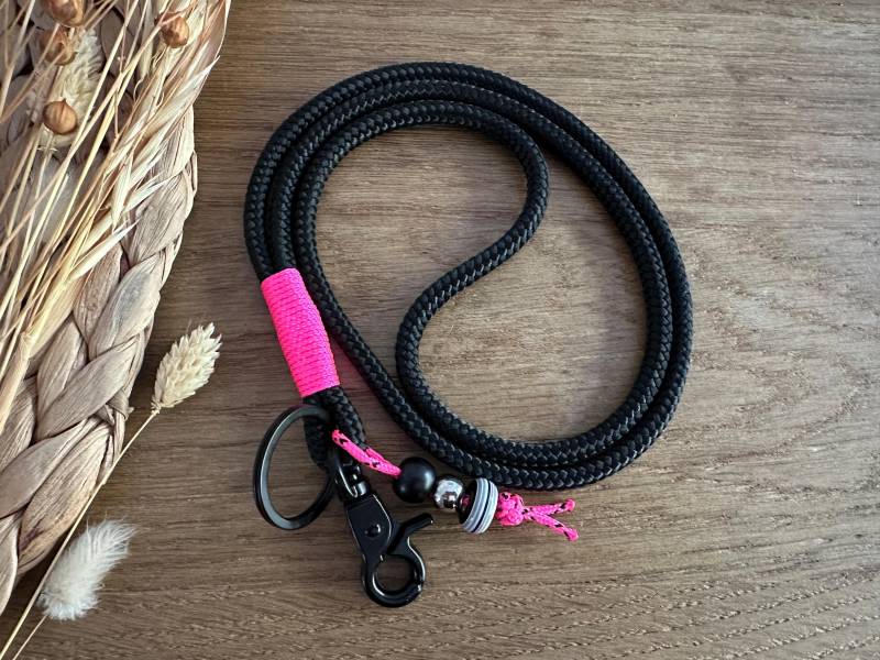 Sb-Schw-Pink-4-3 | Schlüsselband Aus Tau in Schwarz - Neon Pink Personalisiert Mit Name Möglich Schlüsselanhänger Karabiner Sb-Schw-Pink-4-3 | Schlüsselband Aus Tau in Schwarz - Neon Pink Personalisiert Mit Name Möglich Schlüsselanhänger Karabiner von BellafakturShop