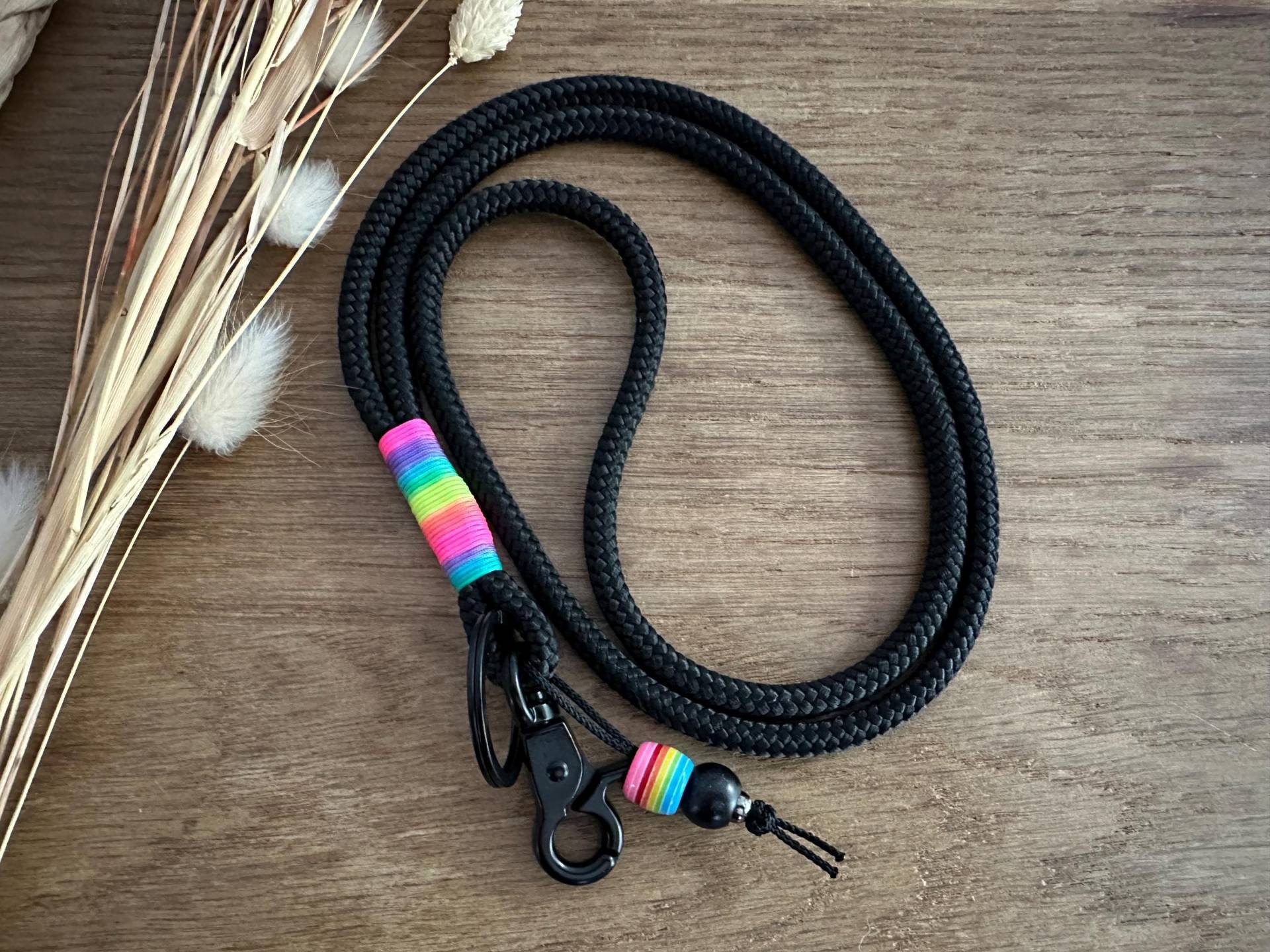 Sb-Schw-Rain-4 | Schlüsselband Aus Tau in Schwarz - Regenbogen Ausweisband Schlüsselanhänger Mit Karabiner Und Schlüsselring Lanyard Sb-Schw-Rain-4 | Schlüsselband Aus Tau in Schwarz - Regenbogen Ausweisband Schlüsselanhänger Mit Karabiner Und Schlüsselring Lanyard von BellafakturShop