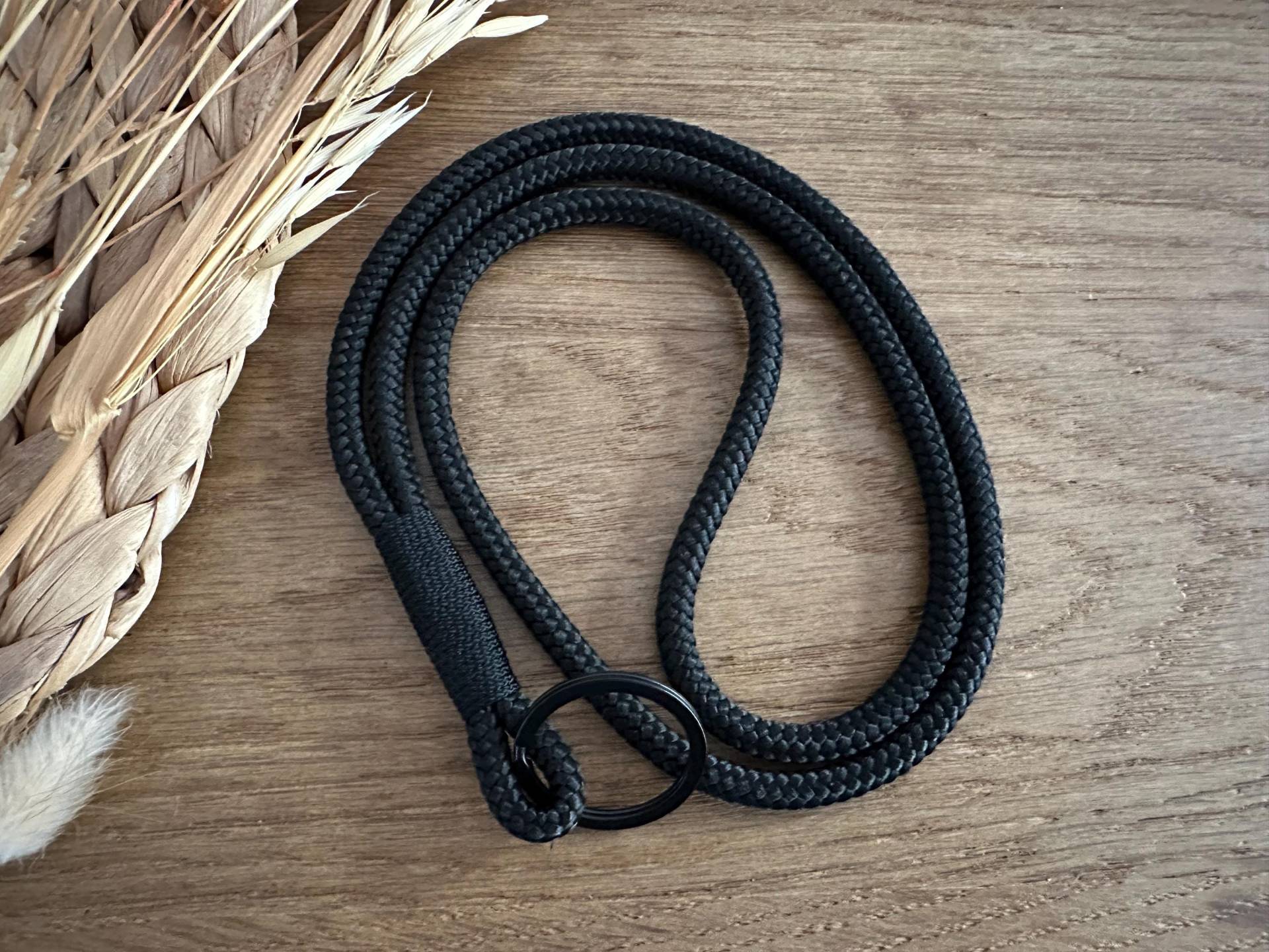 Sb-Schw-Schw-4O | Schlüsselband Aus Tau in Schwarz Mit Schwarzem Schlüsselring Ausweisband Schlüsselanhänger Lanyard Sb-Schw-Schw-4O | Schlüsselband Aus Tau in Schwarz Mit Schwarzem Schlüsselring Ausweisband Schlüsselanhänger Lanyard von BellafakturShop