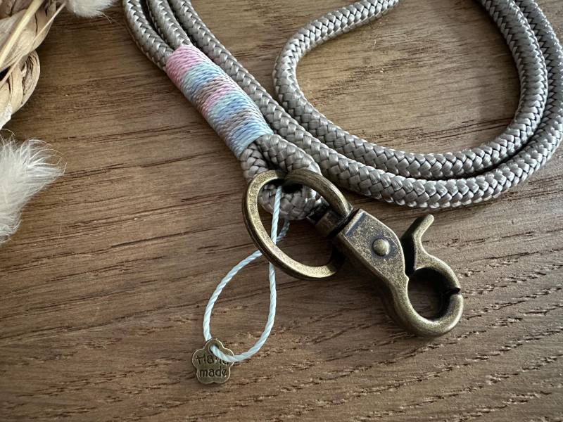 Sb-Tan-Cand-5 | Schlüsselband Aus Tau in Tan Mit Anhänger Lanyard Schlüsselanhänger Karabiner Und Schlüsselring Kartenband Sb-Tan-Cand-5 | Schlüsselband Aus Tau in Tan Mit Anhänger Lanyard Schlüsselanhänger Karabiner Und Schlüsselring Kartenband von BellafakturShop