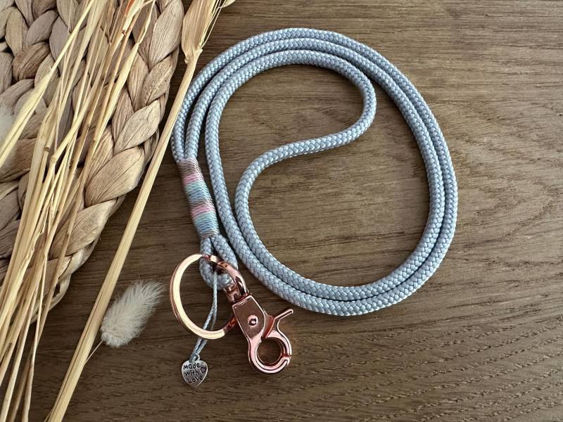 Sb5-Sigr-Cand-3 | Schlüsselband Aus Tau in Hellgrau - Pastellfarben Rosé Lanyard Mit Karabiner Und Schlüsselring Sb5-Sigr-Cand-3 | Schlüsselband Aus Tau in Hellgrau - Pastellfarben Rosé Lanyard Mit Karabiner Und Schlüsselring von BellafakturShop