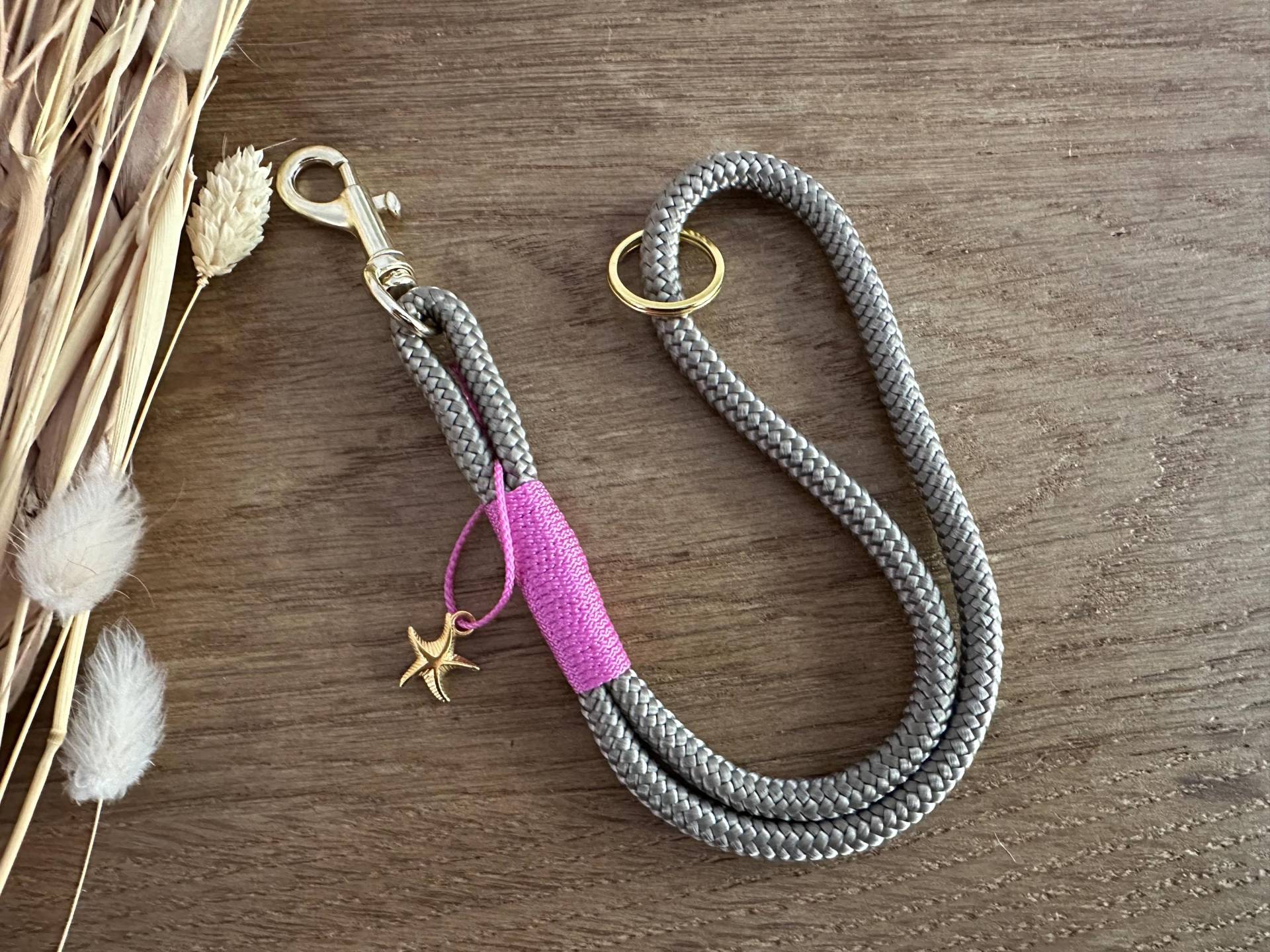 Sbk-Tan-Bugu-2 | Kurzes Schlüsselband Aus Tau in Tan - Rosa Gold Schlüsselanhänger Mit Karabiner Und Schlüsselring, Kurz von BellafakturShop