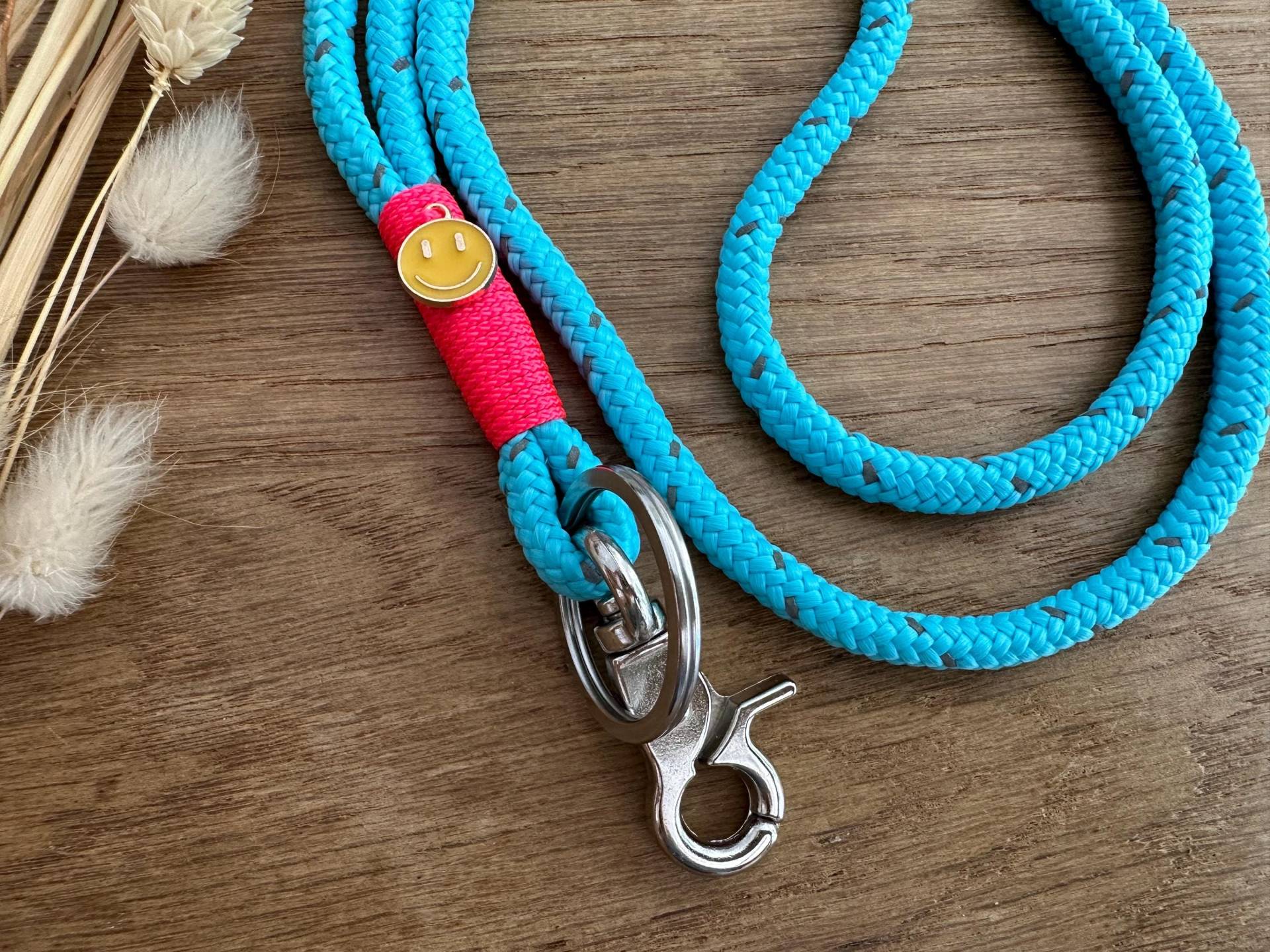 Sbr-Mabl-Flam-1S | Reflektierendes Schlüsselband Aus Tau in Blau - Neon Mit Smiley Schlüsselanhänger Karabiner Und Schlüsselring von BellafakturShop