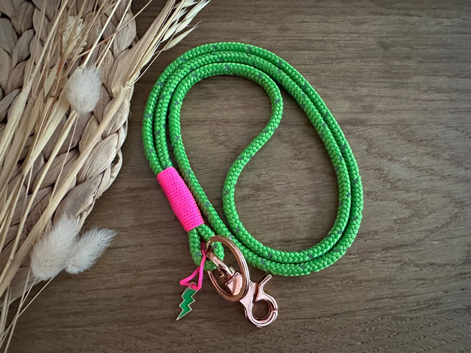 Sbr-Negr-Pink-3 | Reflektierendes Schlüsselband Aus Tau in Neon Grün/Pink Rosé Schlüsselanhänger Mit Karabiner Und Schlüsselring von BellafakturShop