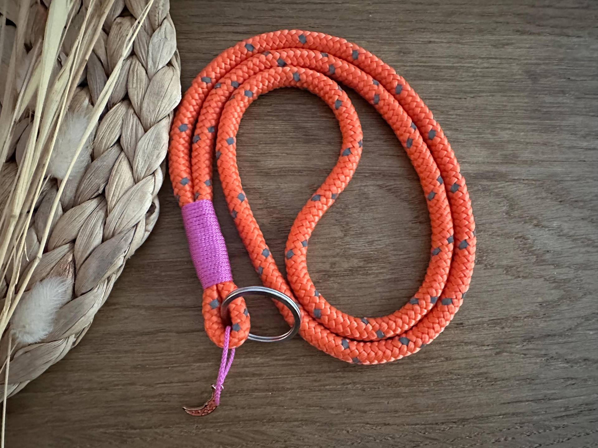 Sbr8-Neor-Bugu-1 | Reflektierendes Maxi Schlüsselband Aus Tau in Neon Orange - Rosa Reflektierender Schlüsselanhänger Lanyard Keychain von BellafakturShop