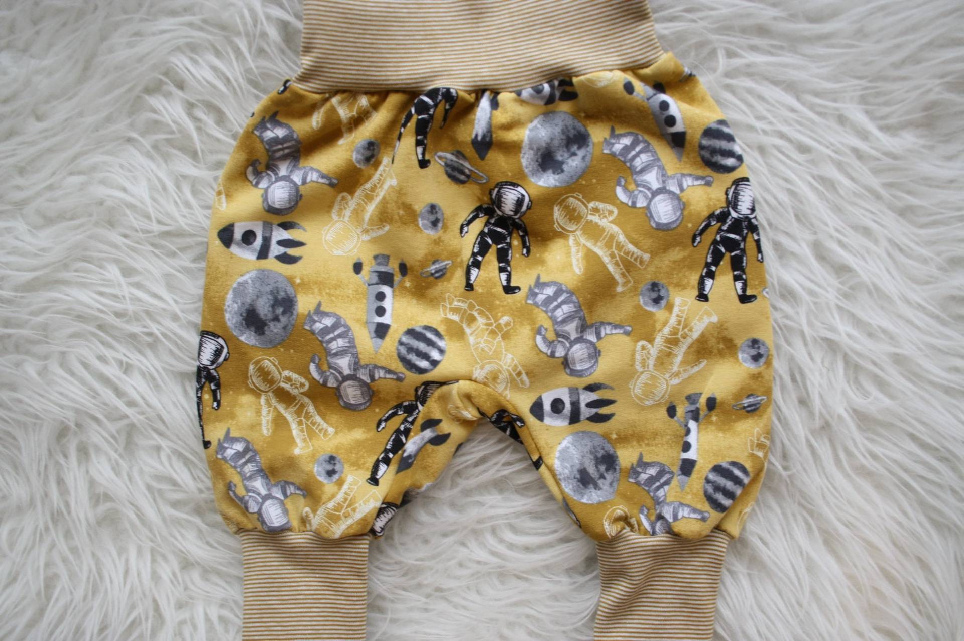Pumphose Baby Gr.62 Cutie Pants Kuschelhose Babyhose Haremshose Mitwachshose Senf Kuschelsweat Astronauten Pumphose Baby Gr.62 Cutie Pants Kuschelhose Babyhose Haremshose Mitwachshose Senf Kuschelsweat Astronauten von BellaloukleinesLeben