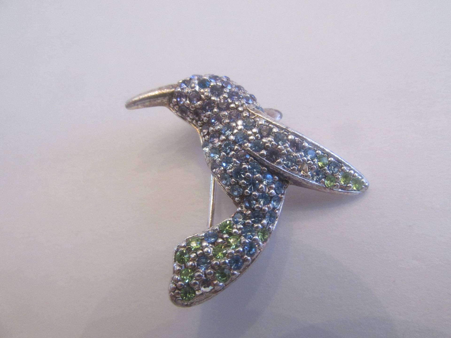 Atemberaubende Monet Signiert Vintage Aurora Borealis Strass Kolibri Brosche Atemberaubende Monet Signiert Vintage Aurora Borealis Strass Kolibri Brosche von BellarosaUS
