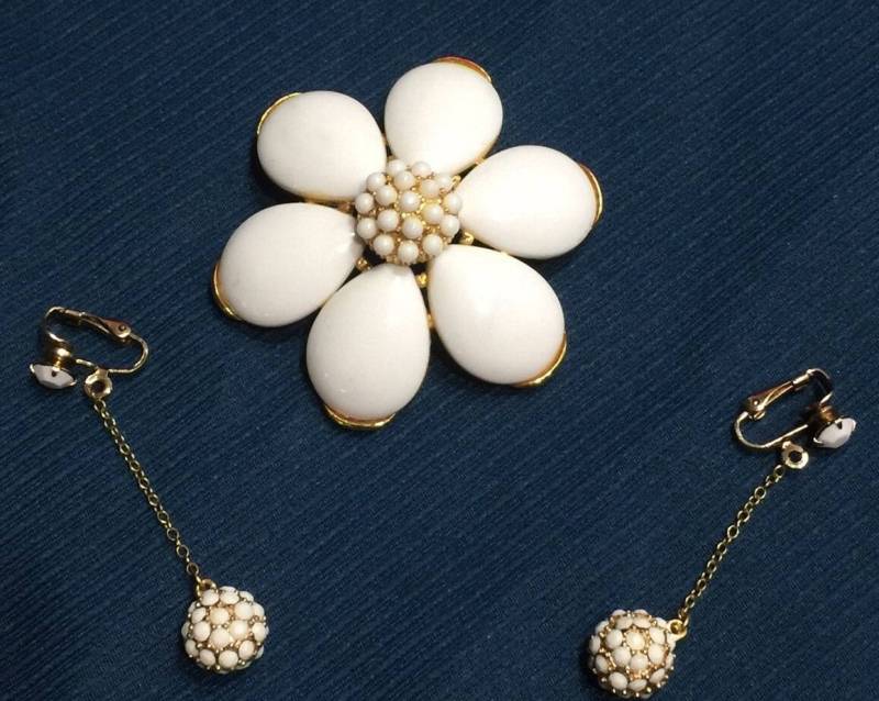 Atemberaubende Selini Signiert Vintage Große Klobige Weiß & Gold-Ton-Brosche Mit Passenden Baumeln Ohrringe Atemberaubende Selini Signiert Vintage Große Klobige Weiß & Gold-Ton-Brosche Mit Passenden Baumeln Ohrringe von BellarosaUS