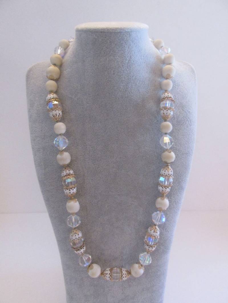 Atemberaubende Vendome Signiert Vintage Aurora Borealis Und Weiße Perlenkette 24" Atemberaubende Vendome Signiert Vintage Aurora Borealis Und Weiße Perlenkette 24" von BellarosaUS