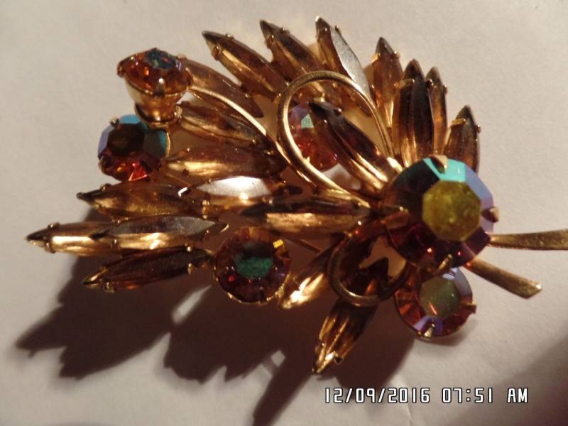 Atemberaubende Vintage Signiert Weiss Bernstein & Amber Aurora Borealis Strass Brosche Atemberaubende Vintage Signiert Weiss Bernstein & Amber Aurora Borealis Strass Brosche von BellarosaUS