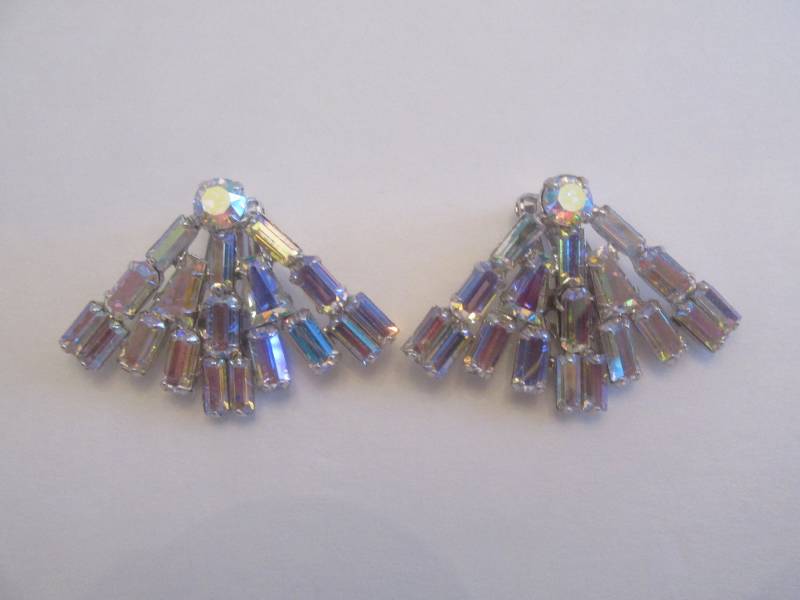 B. David Signiert Vintage Silber-Ton Aurora Borealis Grobstrick Fan Stil Strass Ohrringe B. David Signiert Vintage Silber-Ton Aurora Borealis Grobstrick Fan Stil Strass Ohrringe von BellarosaUS