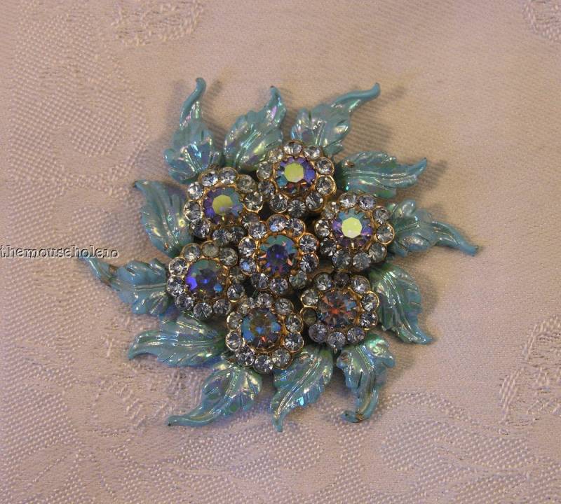 Erstaunlich Große Vintage Unterzeichnet Selini Iridized Blaue Blätter Blass Blau Strass Blume Mit Einem Buch Aurora Borealis Mittelstück Erstaunlich Große Vintage Unterzeichnet Selini Iridized Blaue Blätter Blass Blau Strass Blume Mit Einem Buch Aurora Borealis Mittelstück von BellarosaUS