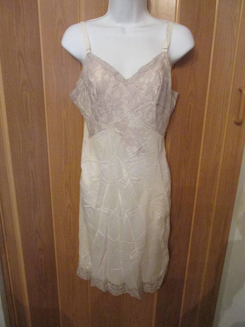 Schöne Vintage Jugend Form Beige Nylon Slip Mit Taupe Lace Trim | Größe 34 Schöne Vintage Jugend Form Beige Nylon Slip Mit Taupe Lace Trim | Größe 34 von BellarosaUS