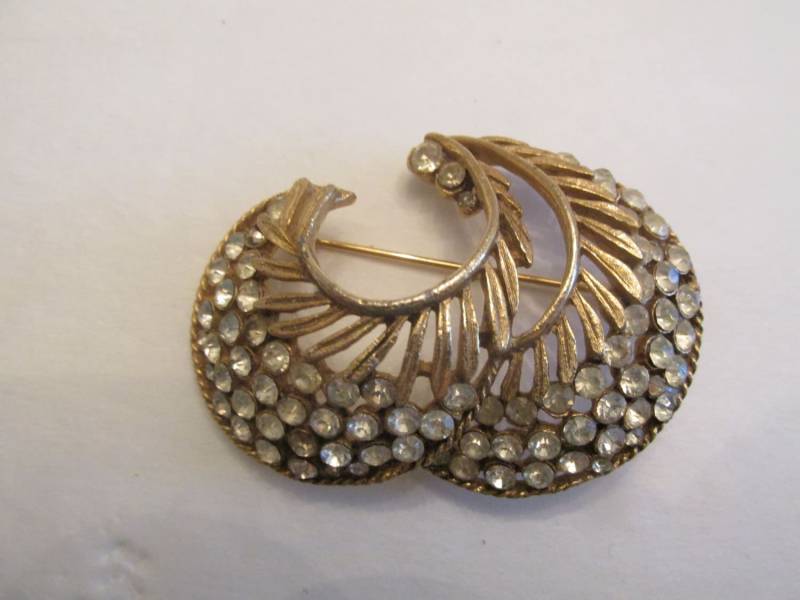 Schöne Vintage Unterzeichnet Bsk Doppel Komma Strass Brosche Schöne Vintage Unterzeichnet Bsk Doppel Komma Strass Brosche von BellarosaUS