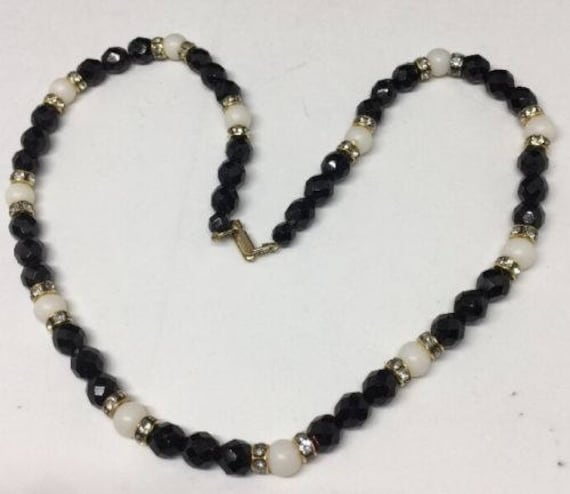 Stunninh Hobe "Signierte Vintage Jet & Weiße Perle 19" Halskette Mit Strass Rondelles Stunninh Hobe "Signierte Vintage Jet & Weiße Perle 19" Halskette Mit Strass Rondelles von BellarosaUS