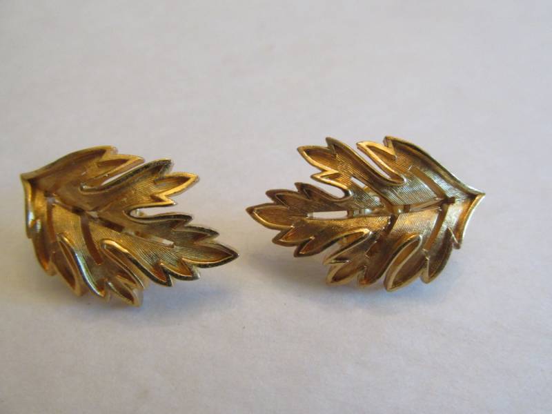 Vintage Signiert Trifari Blatt Design Ohrringe Vintage Signiert Trifari Blatt Design Ohrringe von BellarosaUS