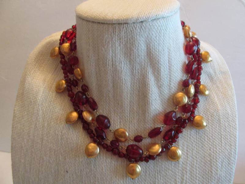 Vintage Unterzeichnet Monet Dreifach Strang Red & Gold Perle Halskette Vintage Unterzeichnet Monet Dreifach Strang Red & Gold Perle Halskette von BellarosaUS