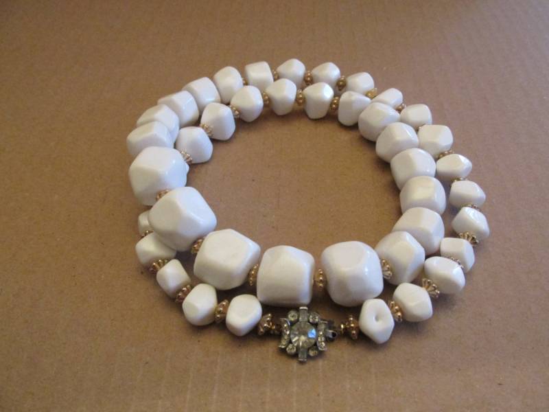 Vintage Unterzeichnete Vendome Creme Perlen & Gold Abstandhalter Mit Strass Spange Halskette 22" Vintage Unterzeichnete Vendome Creme Perlen & Gold Abstandhalter Mit Strass Spange Halskette 22" von BellarosaUS