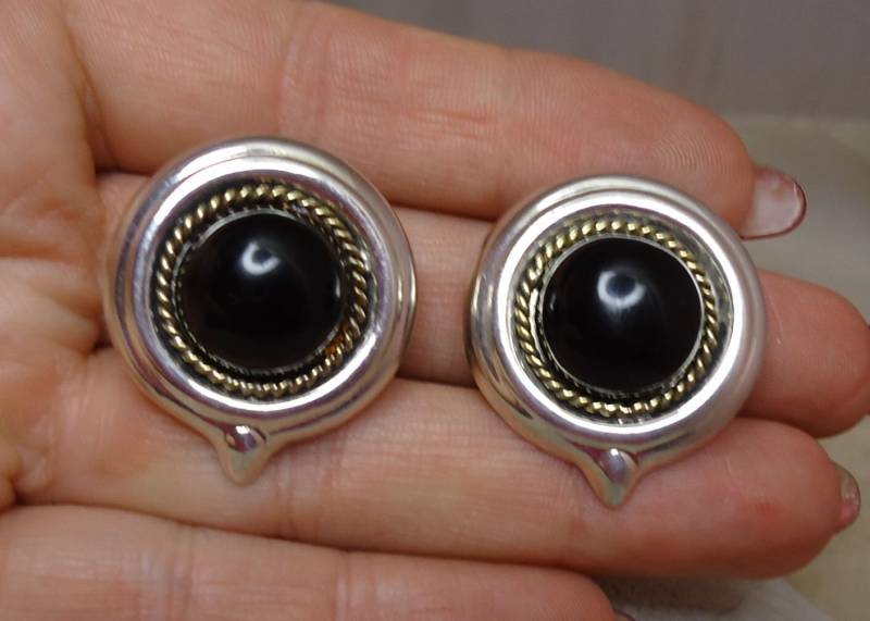 Wunderschön Signiert Sterling Silber 2-Tone Schwarzer Onyx Clip-On Taste Ohrringe Wunderschön Signiert Sterling Silber 2-Tone Schwarzer Onyx Clip-On Taste Ohrringe von BellarosaUS
