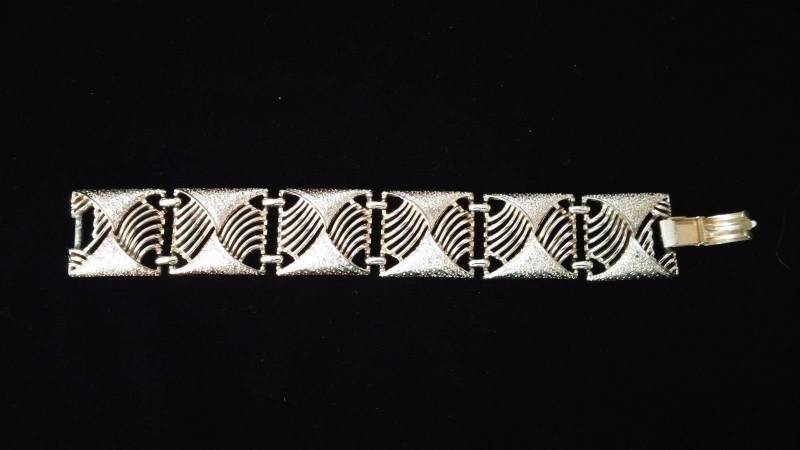 Wunderschöne Coro Pegasus Signiert Vintage Grobstrick Breiten Goldenen Ton 7" Armband Wunderschöne Coro Pegasus Signiert Vintage Grobstrick Breiten Goldenen Ton 7" Armband von BellarosaUS