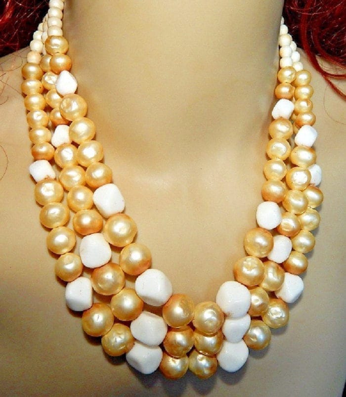 Wunderschöne Hattie Carnegie Signiert Vintage Faux Perle & Milchglas Drei Strang-Kette Wunderschöne Hattie Carnegie Signiert Vintage Faux Perle & Milchglas Drei Strang-Kette von BellarosaUS