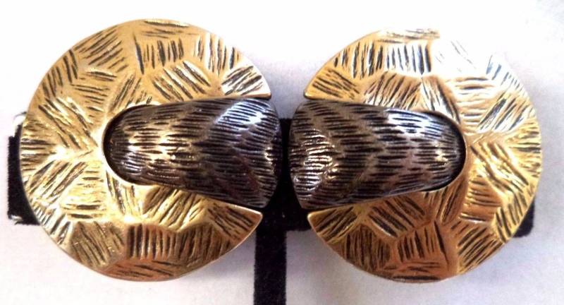 Wunderschöne Marcella Saltz Für Krone Trifari Signiert Vintage-Geätzten Design Zwei Ton-Ohrclips Wunderschöne Marcella Saltz Für Krone Trifari Signiert Vintage-Geätzten Design Zwei Ton-Ohrclips von BellarosaUS