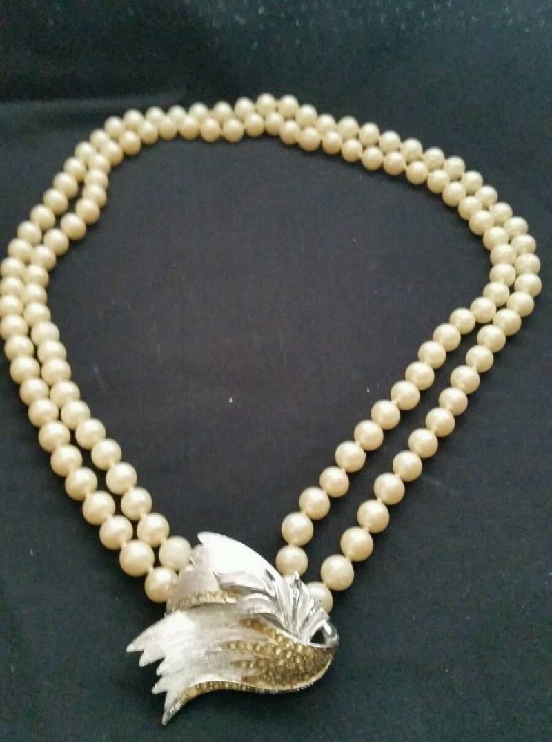 Wunderschöne Vendome Vintage 2 Strang Verknotet Faux Perlenkette Mit Strass Verkrustete Verschluss/Brosche Wunderschöne Vendome Vintage 2 Strang Verknotet Faux Perlenkette Mit Strass Verkrustete Verschluss/Brosche von BellarosaUS