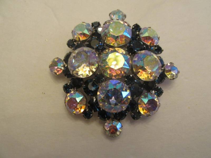 Wunderschöne Vintage Juliana Riesige Aurora Borealis Strass Brosche Wunderschöne Vintage Juliana Riesige Aurora Borealis Strass Brosche von BellarosaUS