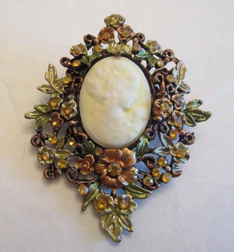 Wunderschöne Vintage Kupfer Strass Brosche Mit Harz White Cameo Wunderschöne Vintage Kupfer Strass Brosche Mit Harz White Cameo von BellarosaUS