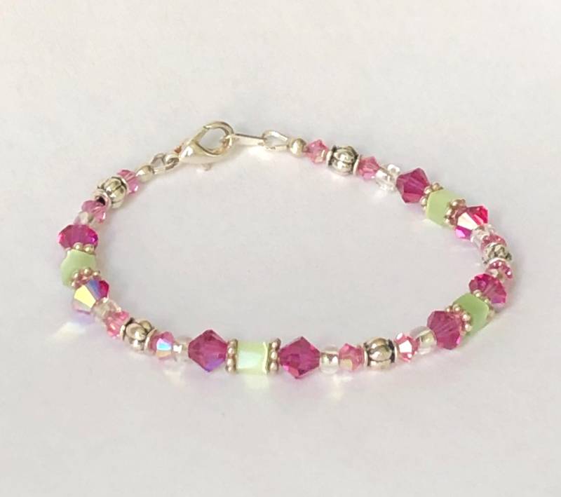Rosa Und Grün Kristall Perlen Armband Mit Akzent Silberperlen von BellasBraceletShoppe