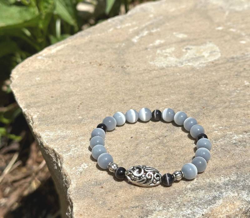 Silbergraues Glasperlen Stretch Armband Mit Silbernem Akzent von BellasBraceletShoppe