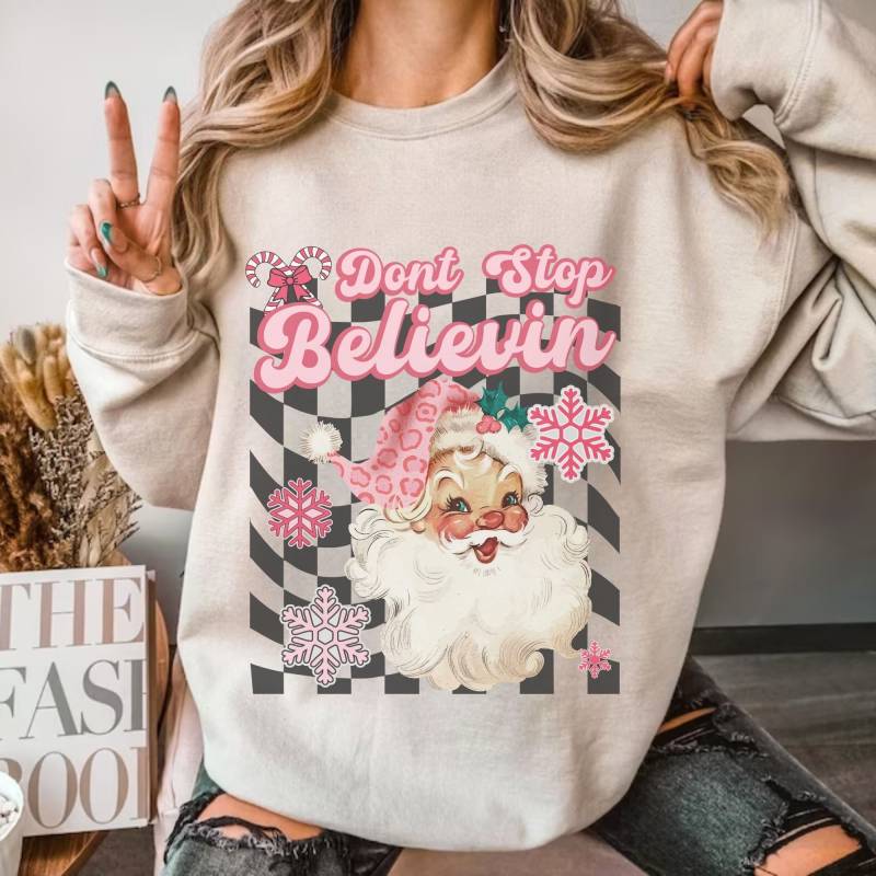 Christmas Sweatshirt, Dont Stop Believin Weihnachtspulli, Oldschool Weihnachts Pullover, Vintage Santa Ugly Sweater von BellasStudio82
