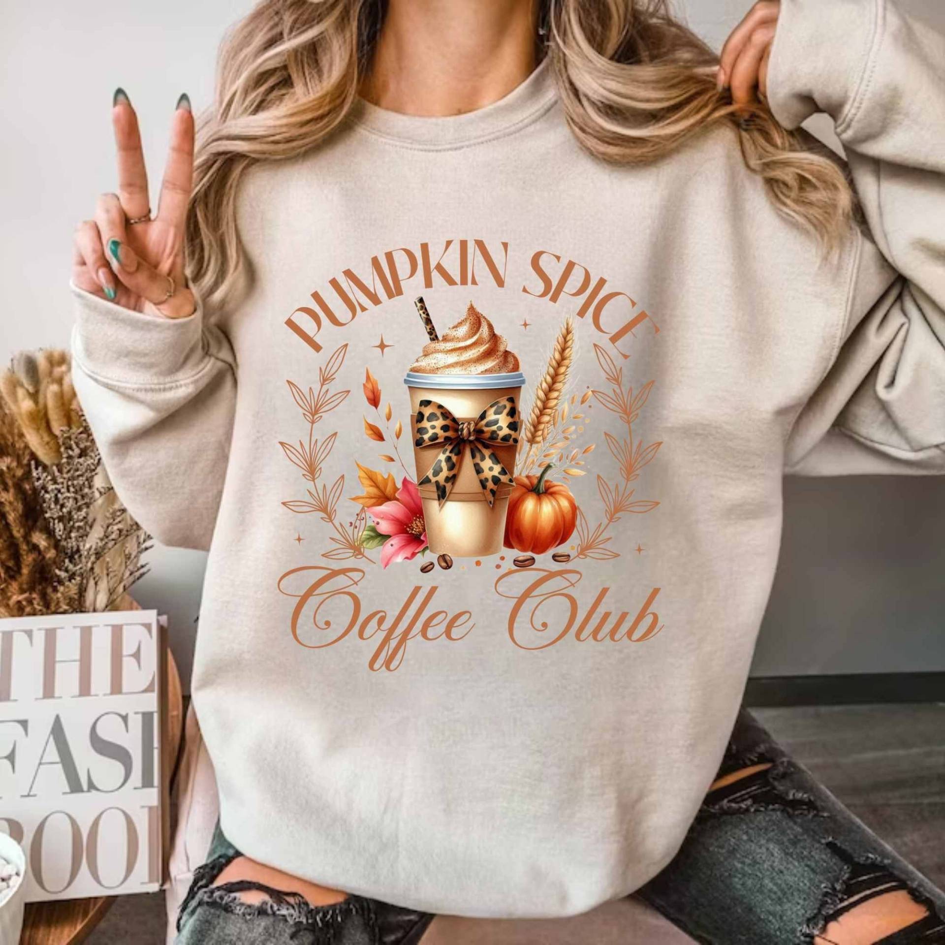Coquette Pumpkin Spice Sweater, Coffee Club Sweatshirt, Halloween Pullover, Kaffee Print Pulli von BellasStudio82