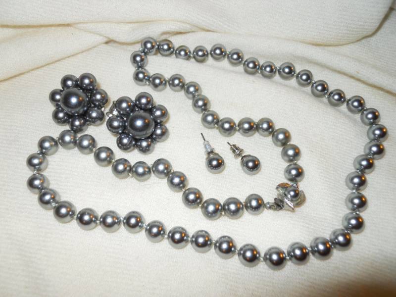 Vintage Graue Kunstperlenkette Und Passende Ohrringe von BellasTreasureTrove