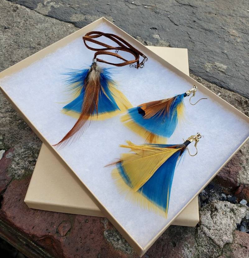 Handgemachte Türkis Feder Schmuck Set, Boho Halskette Ohrringe von BellascasaK