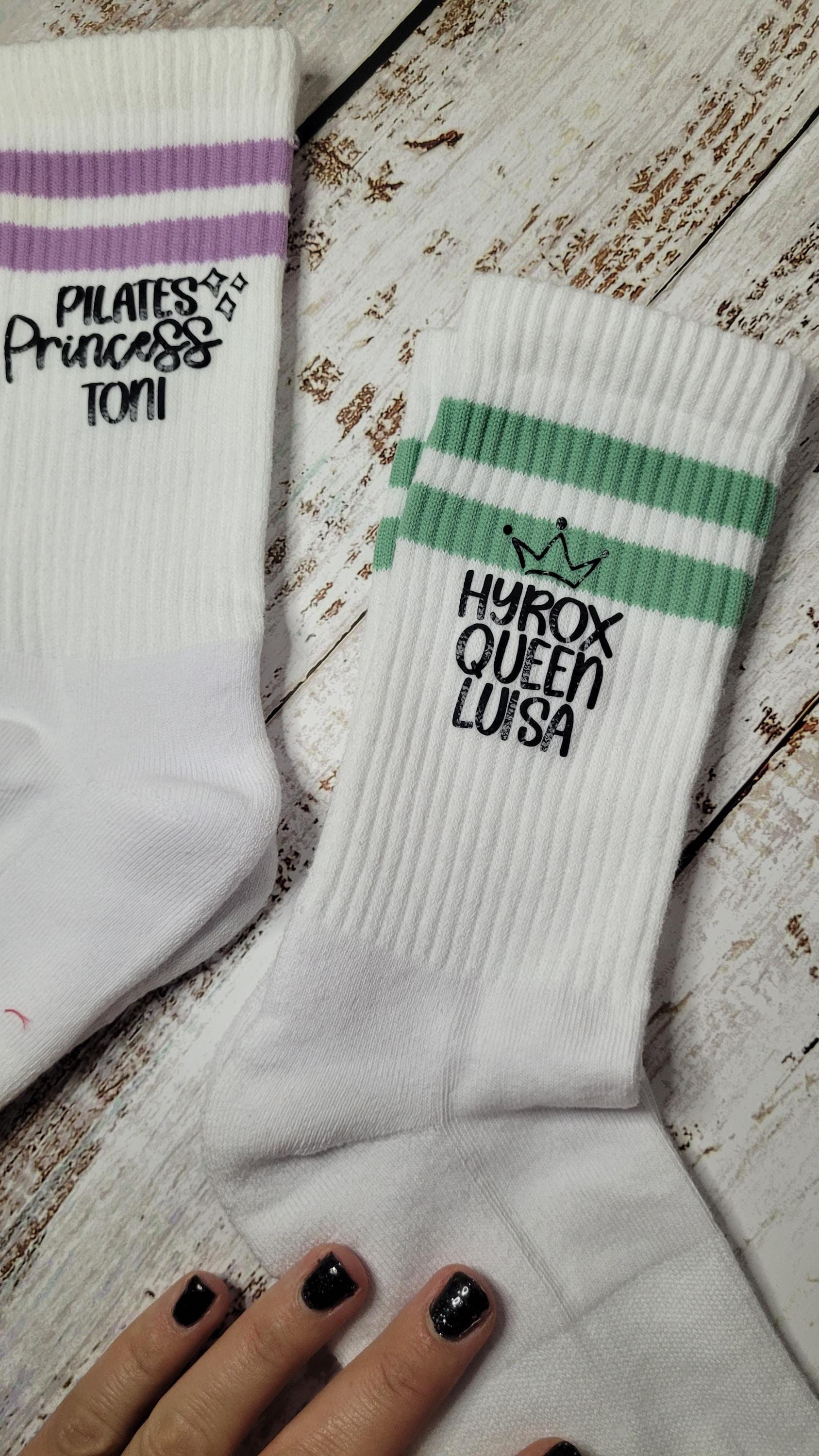 Hyrox Socken Mit Spruch | Fitness Geschenk Für Männer & Frauen King/Queen Weihnachtsgeschenk Sportbegeisterte Wichtelgeschenk von Bellaslittlepresents