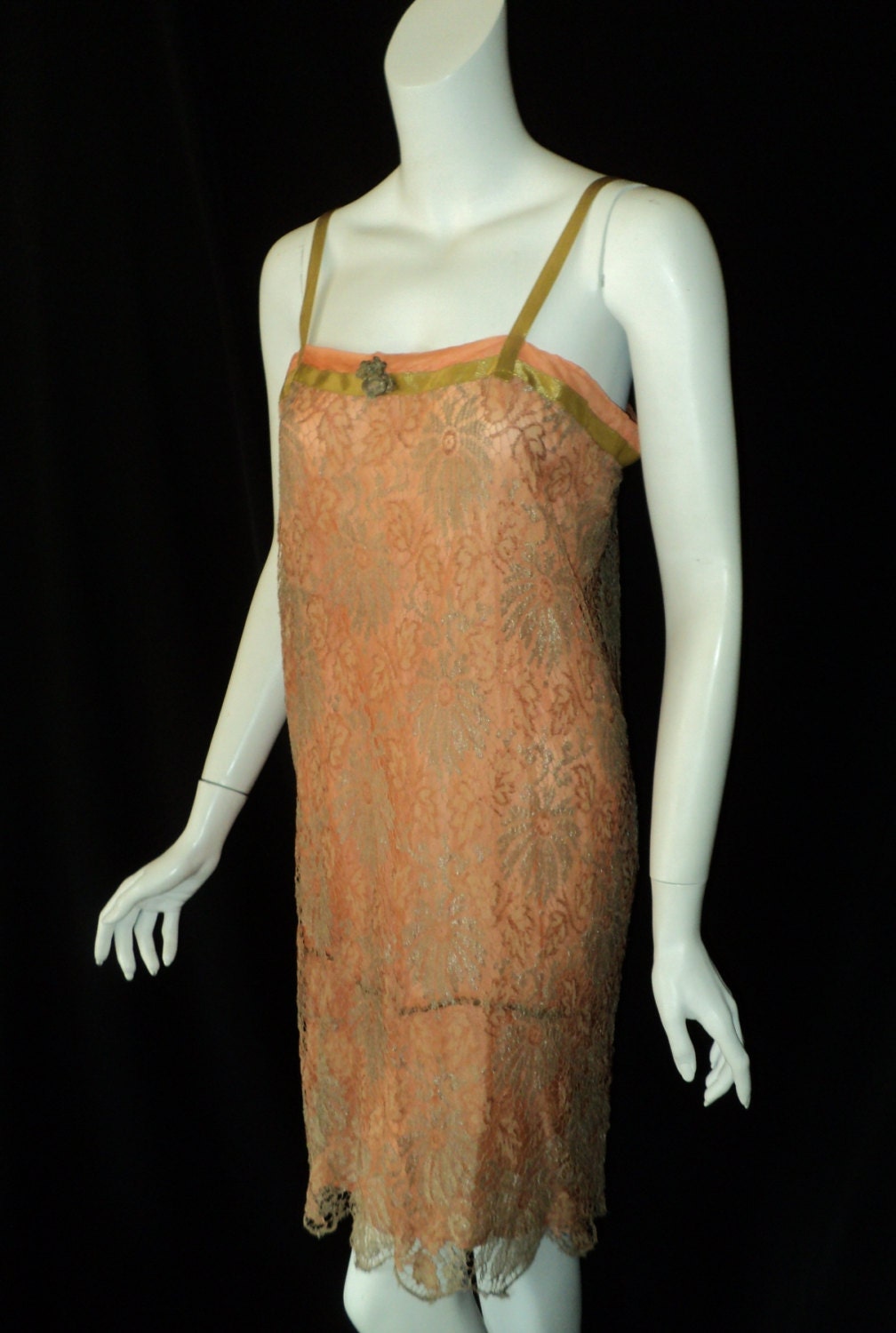 Flapper Partykleid Gatsby 1920S Deep Peach Mit Metallic Spitze Und Silber Metallic Ribbonwork Flapper Partykleid Gatsby 1920S Deep Peach Mit Metallic Spitze Und Silber Metallic Ribbonwork von Bellasoiree