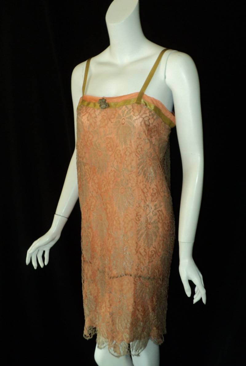Flapper Partykleid Gatsby 1920S Deep Peach Mit Metallic Spitze Und Silber Metallic Ribbonwork Flapper Partykleid Gatsby 1920S Deep Peach Mit Metallic Spitze Und Silber Metallic Ribbonwork von Bellasoiree