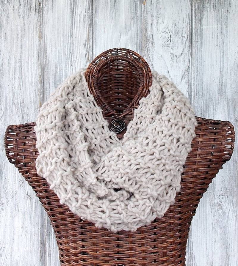 Gestrickte Schal in Beige Weiche Und Leichte Wolle-Mode-Accessoire von BelleAdora