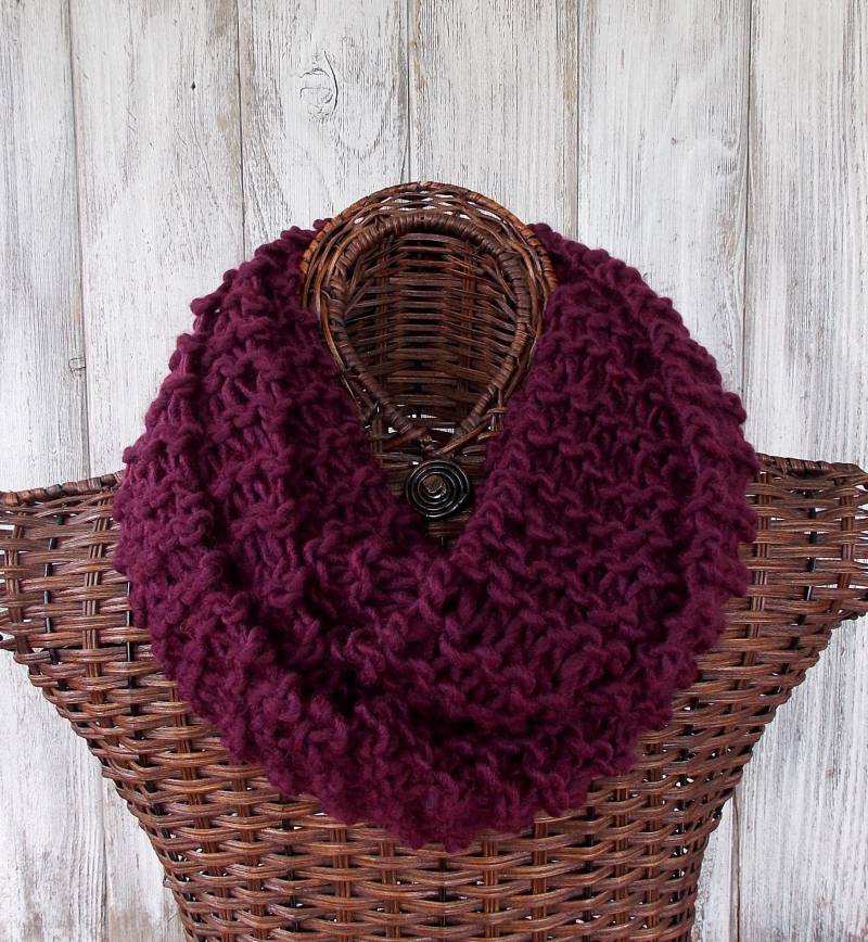 Handgestrickte Infinity Schal Lila Pflaume Sehr Weich Und Leicht Wolle Mode-Accessoire von BelleAdora