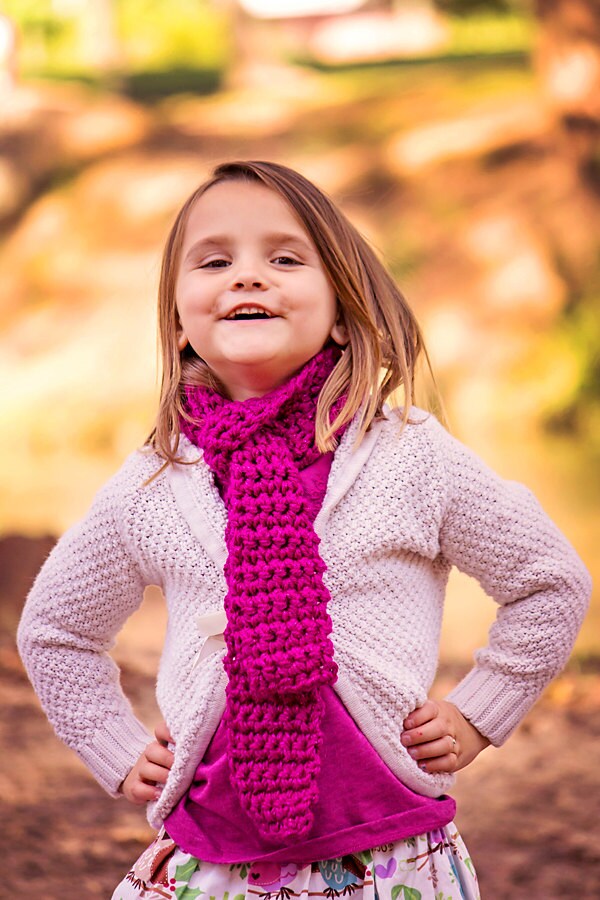 Kinder Schal Gehäkelt in Fuchsia Funkeln, Weiches Und Gemütliches Mode-Accessoire Für Mädchen von BelleAdora