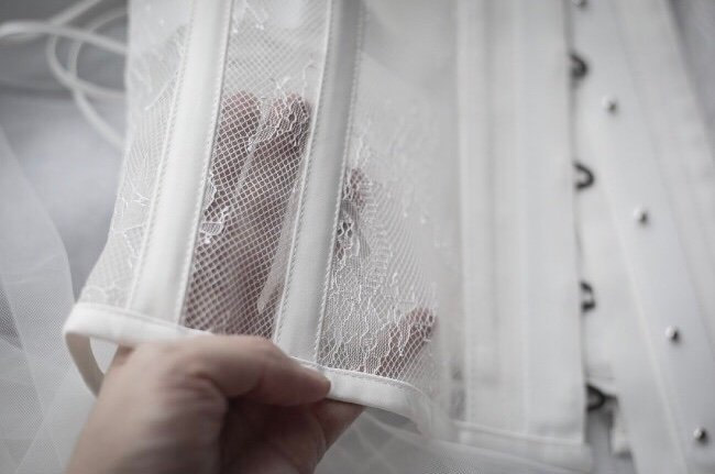 Neues Wunderschönes Vintage Unterbrust-Korsett in Weiß // Spitzen Korsett Mit Bändern Geschnürt von BelleBabeBoutique