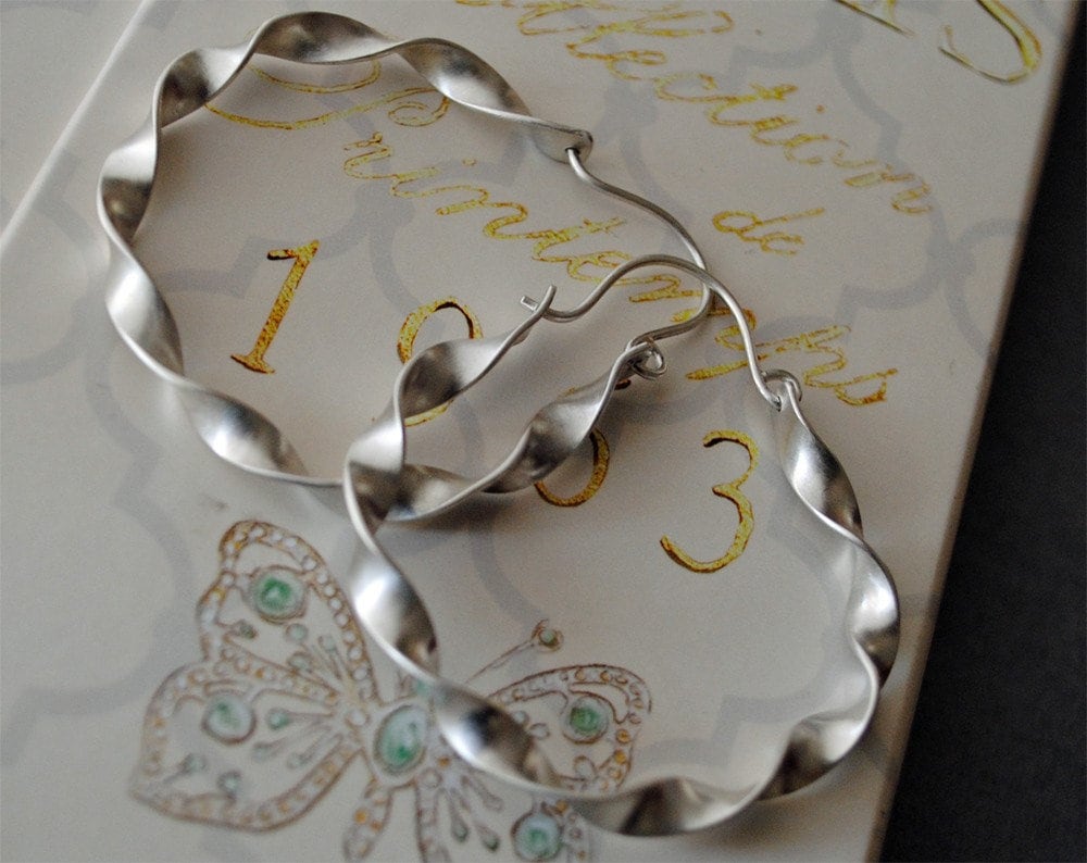 Gedrehte Sterling Silber Creolen Gebürsteter Boho Schmuck Gedrehte Sterling Silber Creolen Gebürsteter Boho Schmuck von BelleBohemeJewellery