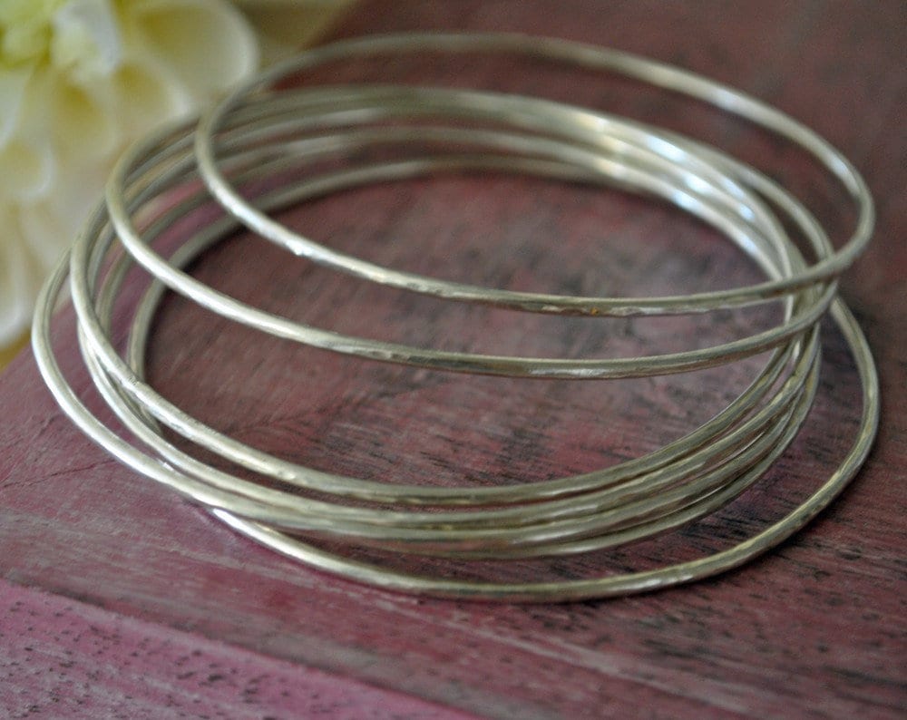 Gehämmertes Sterling Silber Armreifen Armband Set Gehämmertes Sterling Silber Armreifen Armband Set von BelleBohemeJewellery