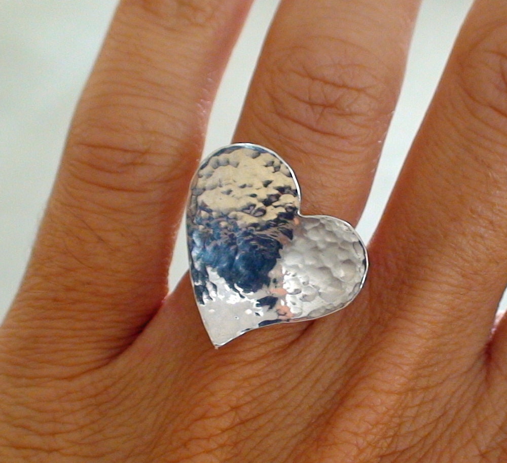 Große Gehämmert Silber Herz Statement Ring Große Gehämmert Silber Herz Statement Ring von BelleBohemeJewellery