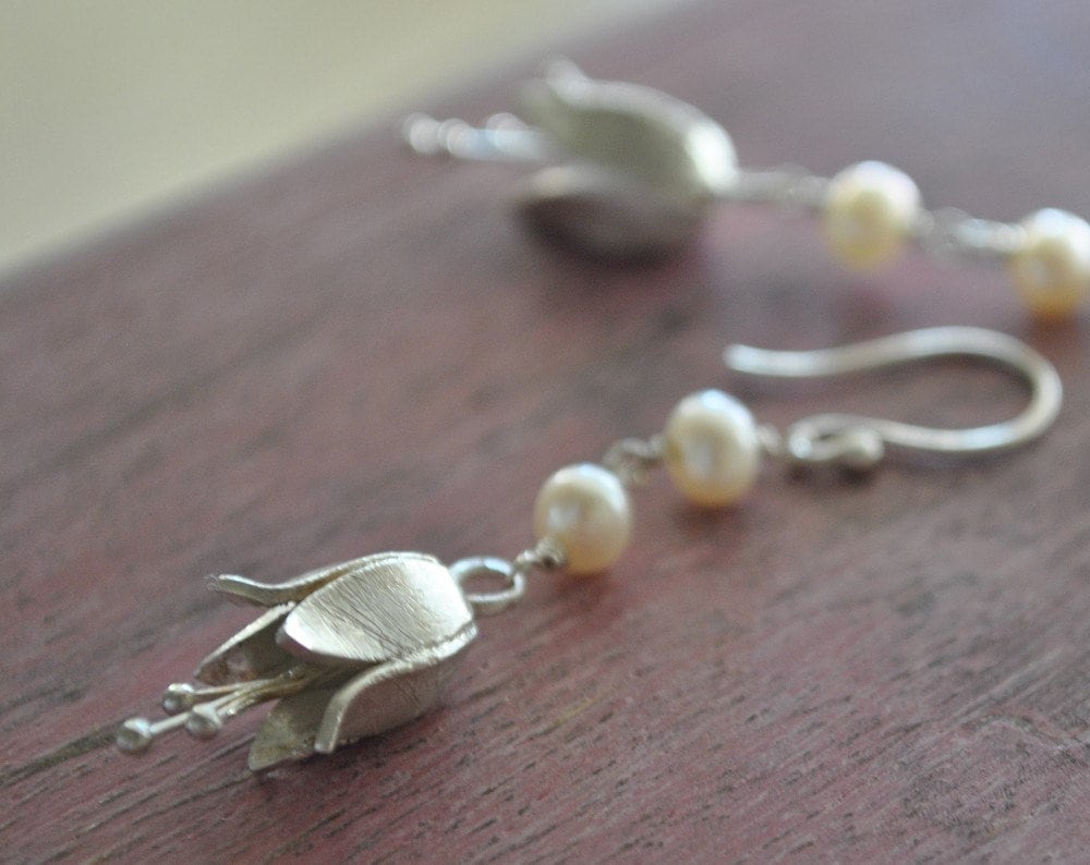 Handgefertigte Sterling Silber Tulpe Ohrringe Süßwasser Perle Tropfen Handgefertigte Sterling Silber Tulpe Ohrringe Süßwasser Perle Tropfen von BelleBohemeJewellery