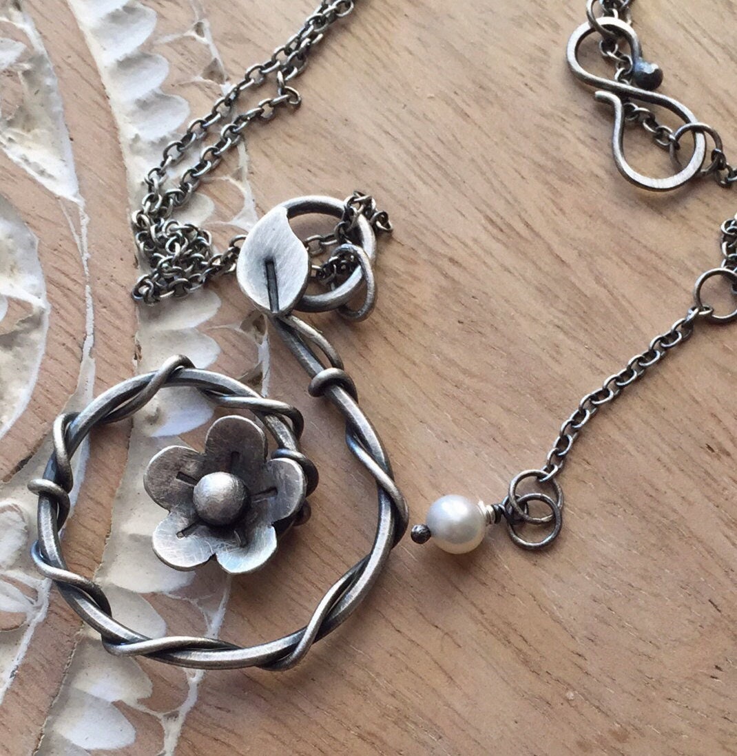 Oxidierte Sterling Silber Blumen Anhänger Halskette Boho Natur-Inspirierter Schmuck Oxidierte Sterling Silber Blumen Anhänger Halskette Boho Natur-Inspirierter Schmuck von BelleBohemeJewellery