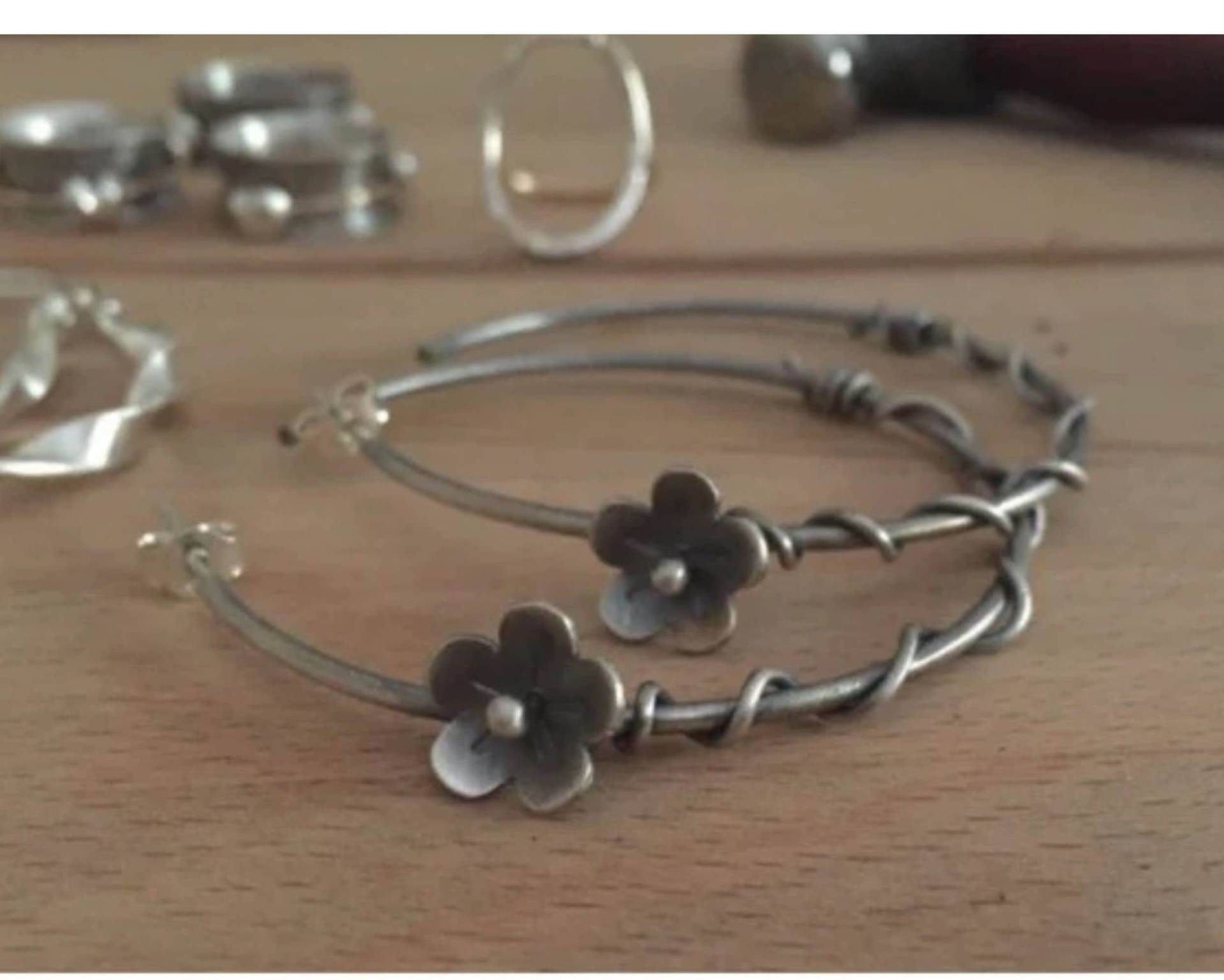 Oxidierte Sterling Silber Blumen Creolen Draht Gewickelt Boho Schmuck Oxidierte Sterling Silber Blumen Creolen Draht Gewickelt Boho Schmuck von BelleBohemeJewellery